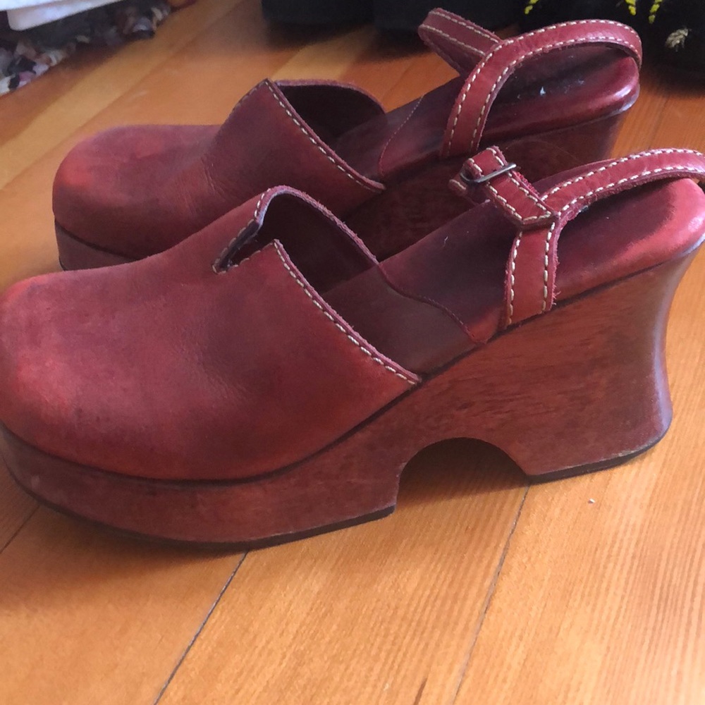 MIA red leather platform clogs